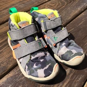 PLAE camo high-top tennys